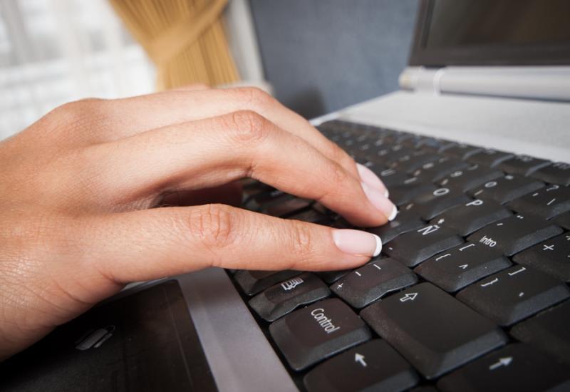 Mano de una Mujer Sobre un Teclado