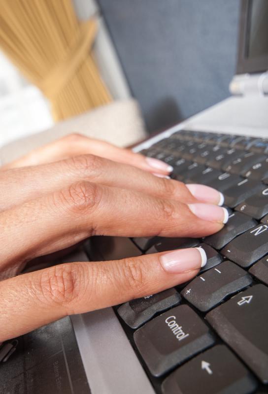 Dedo de una Mujer Sobre un Teclado