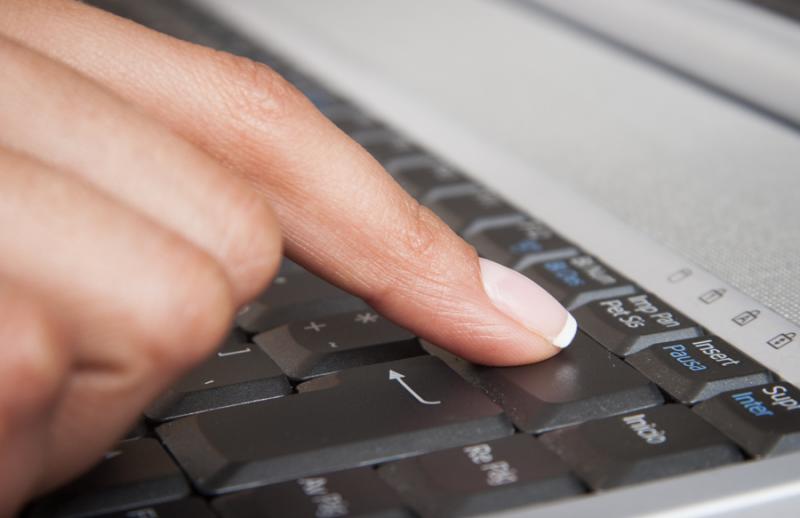 Dedo de una Mujer Sobre un Teclado