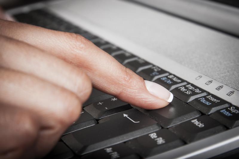 Mano de una Mujer Sobre un Teclado