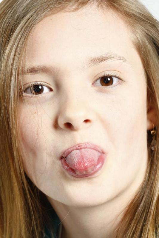 NiÃ±a Sacando la Lengua