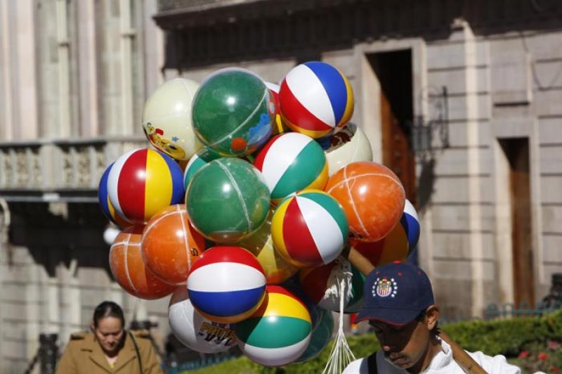 Venta de Balones en la Plaza la Paz, Guanajuato, M...