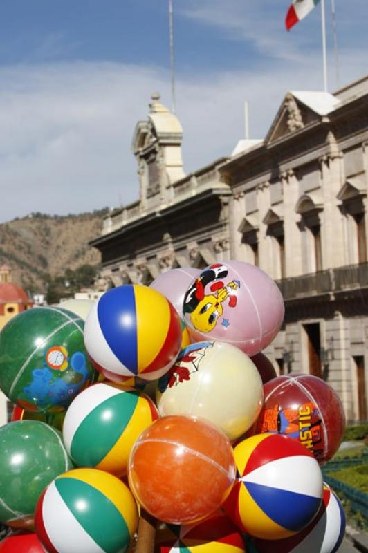 Venta de Balones en la Plaza la Paz, Guanajuato, M...