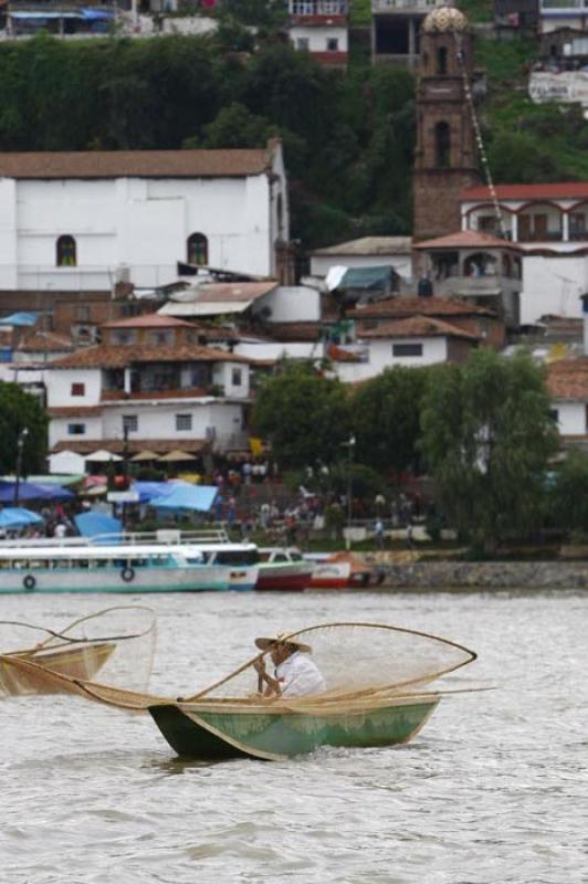 Pescador en el Lago de Patzcuaro, Isla de Janitzio...