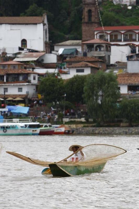 Pescador en el Lago de Patzcuaro, Isla de Janitzio...