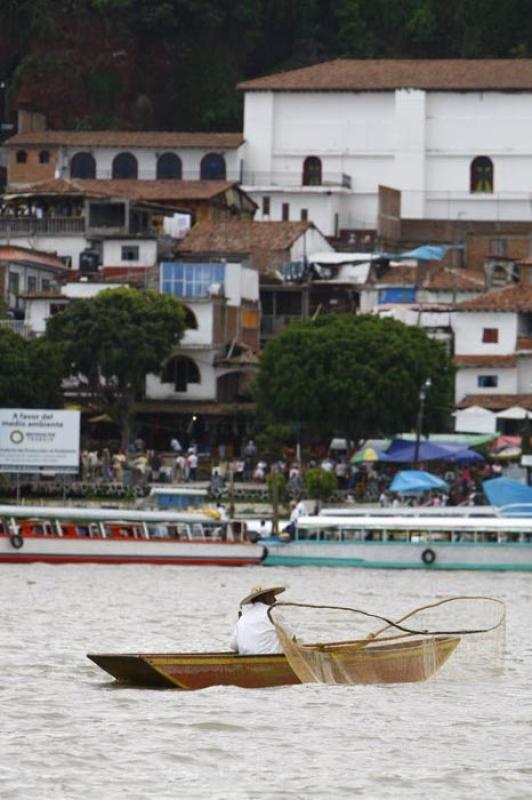 Pescador en el Lago de Patzcuaro, Isla de Janitzio...