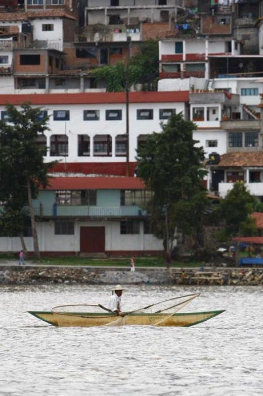 Pescador en el Lago de Patzcuaro, Isla de Janitzio...