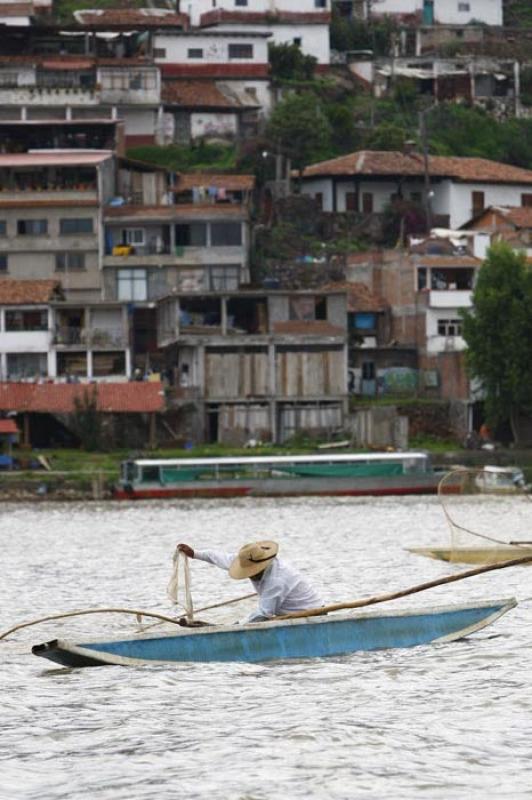 Pescador en el Lago de Patzcuaro, Isla de Janitzio...