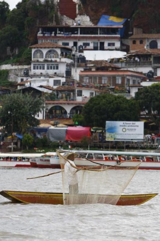 Pescador en el Lago de Patzcuaro, Isla de Janitzio...