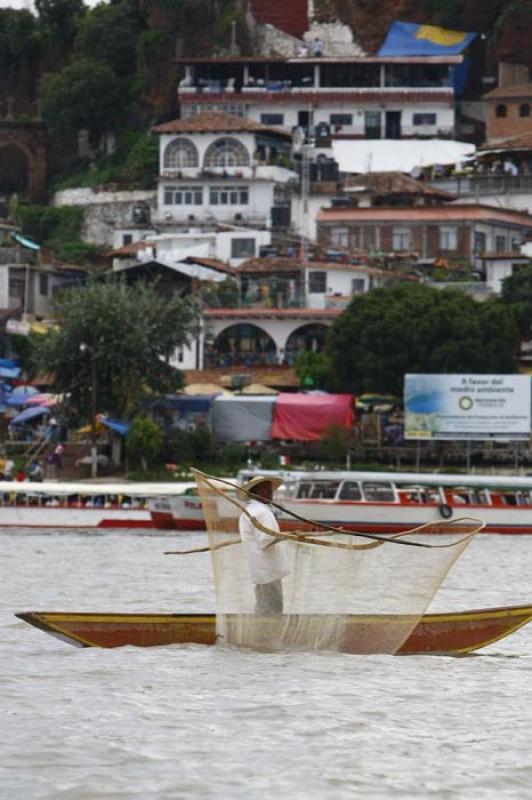 Pescador en el Lago de Patzcuaro, Isla de Janitzio...