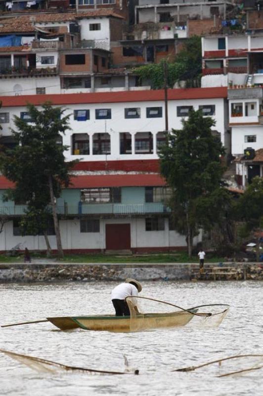 Pescador en el Lago de Patzcuaro, Isla de Janitzio...