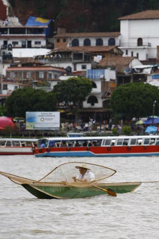 Pescador en el Lago de Patzcuaro, Isla de Janitzio...