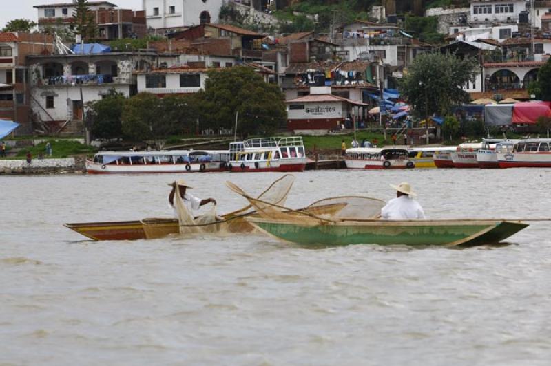 Pescadores en el Lago de Patzcuaro, Isla de Janitz...