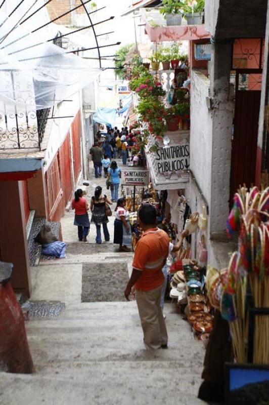 Calle Tradicional de Isla de Janitzio, Michoacan, ...