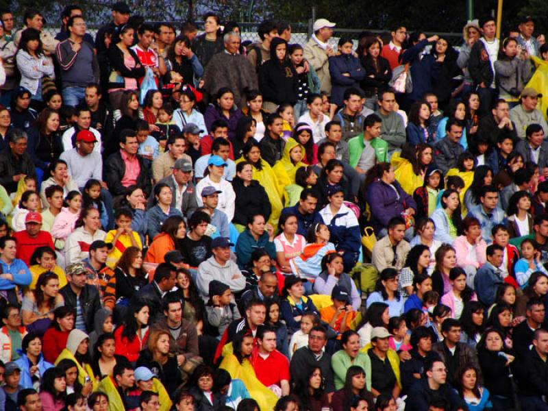 Personas en una Tribuna