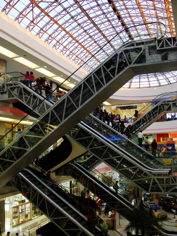 Interior del Centro Comercial Hacienda Santa Barba...