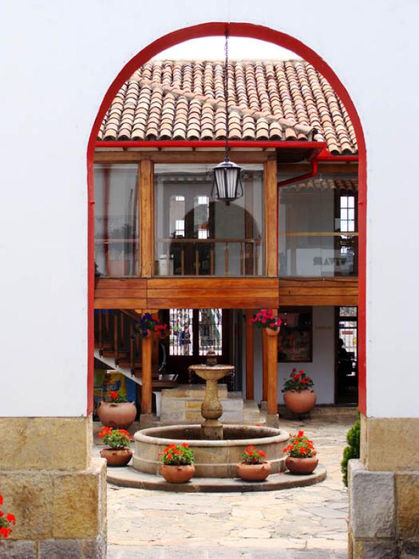 Interior del Centro Comercial Hacienda Santa Barba...