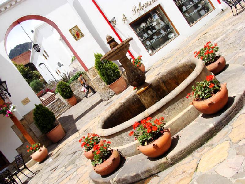 Interior del Centro Comercial Hacienda Santa Barba...