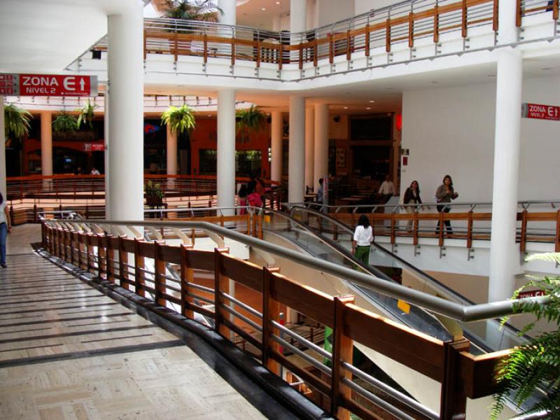 Interior del Centro Comercial Hacienda Santa Barba...