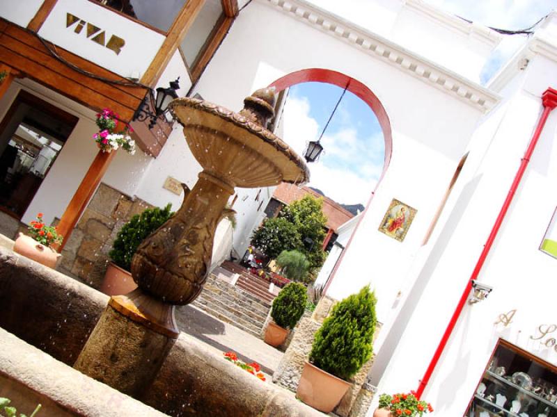 Interior del Centro Comercial Hacienda Santa Barba...