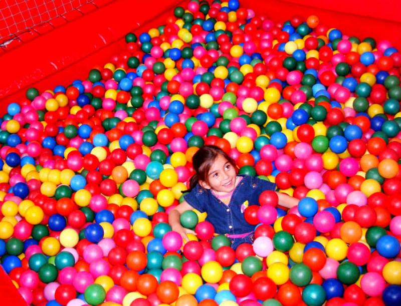 NiÃ±a en una Piscina de Pelotas