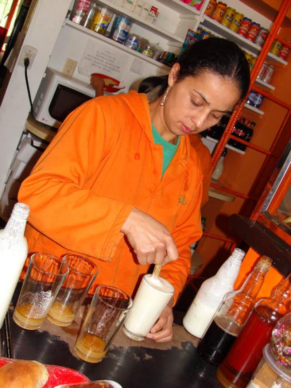 Mujer Preparando Bebidas