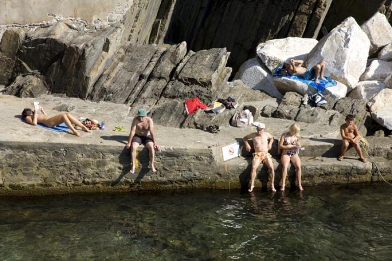 Personas Tomando el Sol, Manarola, Cinque Terre, L...