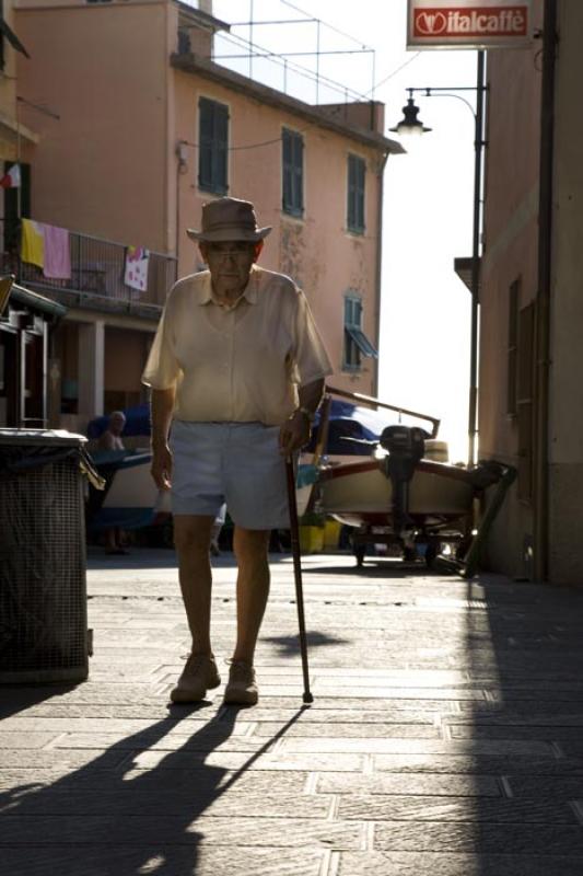 Anciano en las Calle de Riomaggiore, Cinque Terre,...