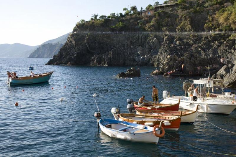 Botes en Manarola, Cinque Terre, Liguria, Italy, E...