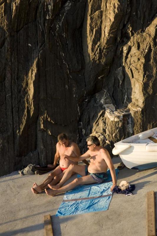 Personas Tomando el Sol, Manarola, Cinque Terre, L...